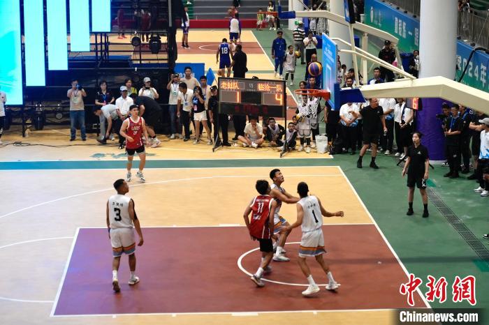 八国篮球运动员走进云南澜沧边境幸福村，齐聚