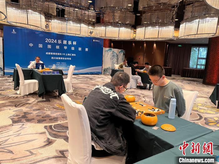 围甲成都队主场大胜上海队，继续领跑积分榜，