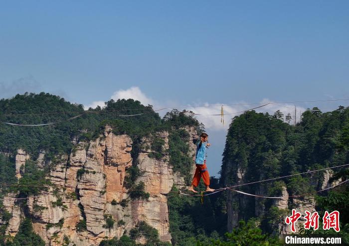 法国选手本勇夺张家界高空扁带赛冠军