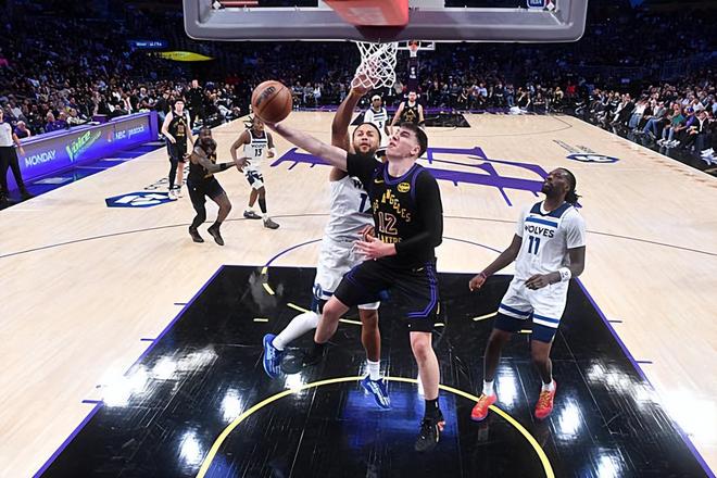 湖人逆转森林狼登顶西部第四 拉拉维亚攻防双线