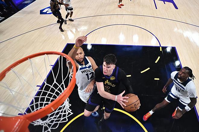 湖人逆转森林狼登顶西部第四 拉拉维亚攻防双线