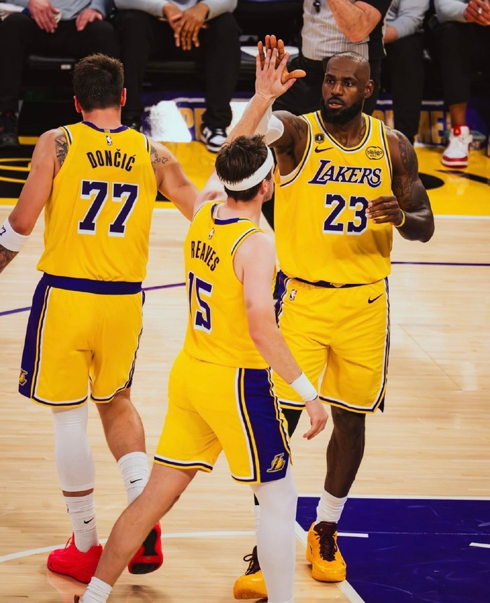 湖人9连胜终结客场告负 战术与健康成关键